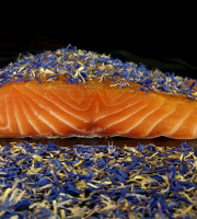 Thierry Salas, fumage artisanal - Pavé de saumon fumé, ail des ours et fleurs de bleuet - 500g