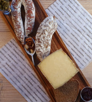 Maison Marie SEVERAC - Planche Allanche (P): Demi fromage Salerac, saucisson et saucisse porc