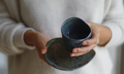 Atelier Eva Dejeanty - Service de Vaisselle en Céramique (Grès) : 4 Tasses et Sous-Tasses Modèle Cellule Taille XS