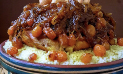 Graines Précieuses - Couscous festif aux beaux raisins sultans, oignons confits épicés et amandes torréfiées