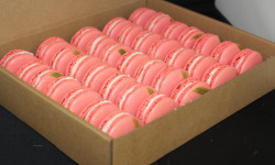 Les Macarondises - 35 Macarons Fraise Combava