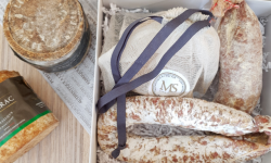 Maison Marie SEVERAC - Coffret Famille Apéro: fromage Salérac, saucisson et saucisse du Cantal, pochon en cadeau.