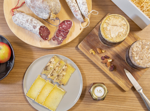 Maison Marie SEVERAC - Coffret Famille Apéro: fromage Salérac, saucisson et saucisse du Cantal, pochon en cadeau.