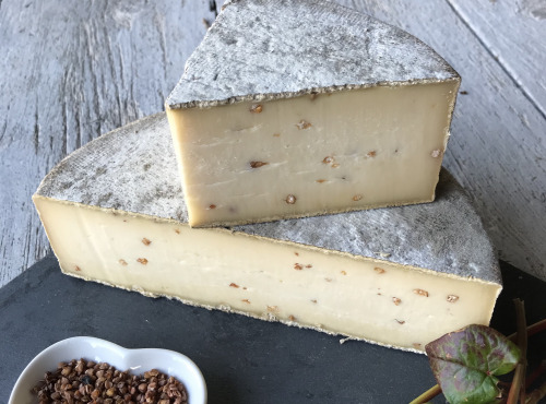 Les Fermes Vaumadeuc - Tomme au Sarrasin- Au lait cru entier de vache-Affinage 2 mois - 1700g