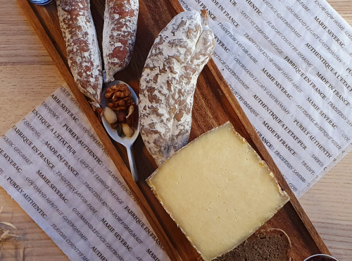 Maison Marie SEVERAC - Planche Bedaule (B): Demi Salérac, saucisson et  saucisse  de boeuf Salers