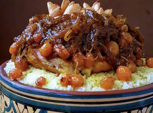 Graines Précieuses - Couscous festif aux beaux raisins sultans, oignons confits épicés et amandes torréfiées