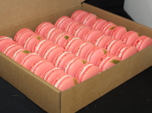 Les Macarondises - 35 Macarons Fraise Combava