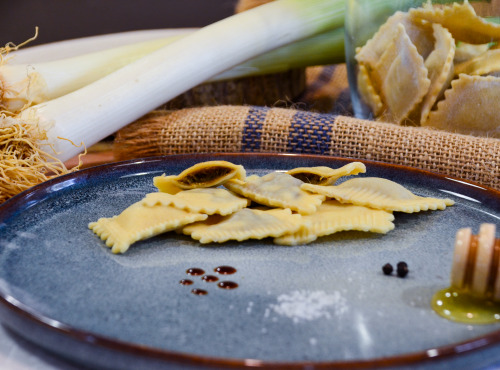 Maison Dejorges - Ravioli fondue de poireaux et porc caramélisé au miel - 6 pers