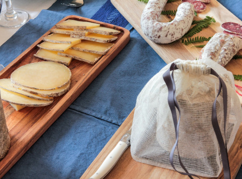 Maison Marie SEVERAC - Coffret Le Volcanique: deux fromages Salérac, et une râpe à fromage