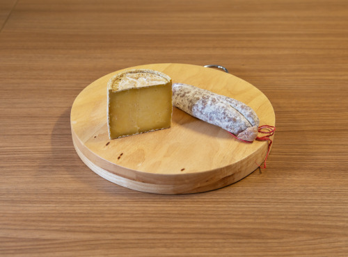 Maison Marie SEVERAC - Planche Alagnon (P): Fromage demi Salerac, saucisson maigre du Cantal