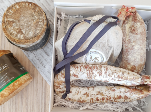 Maison Marie SEVERAC - Coffret Famille Apéro: fromage Salérac, saucisson et saucisse du Cantal, pochon en cadeau.