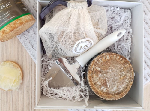 Maison Marie SEVERAC - Coffret Le Volcanique: deux fromages Salérac, et une râpe à fromage