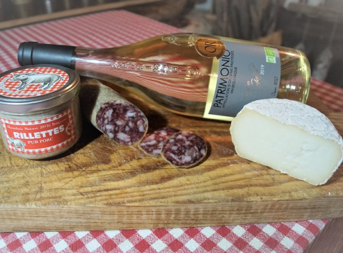 Charcuterie Mannei - Apéro au Porc Noir Corse, Patrimonio Blanc et Fromage de Chèvre au lait cru