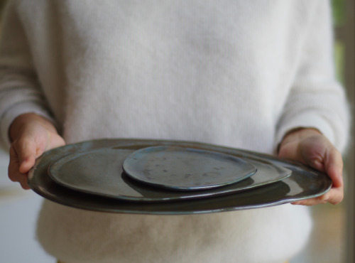 Atelier Eva Dejeanty - Service de Vaisselle en Céramique (grès) : Assiettes S, M et L modèle Cellule