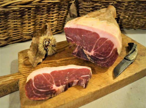 Charcuterie Mannei - Jambon Cru Fermier de Porc Noir Nustrale - Affiné 48 Mois - Morceau sans Os